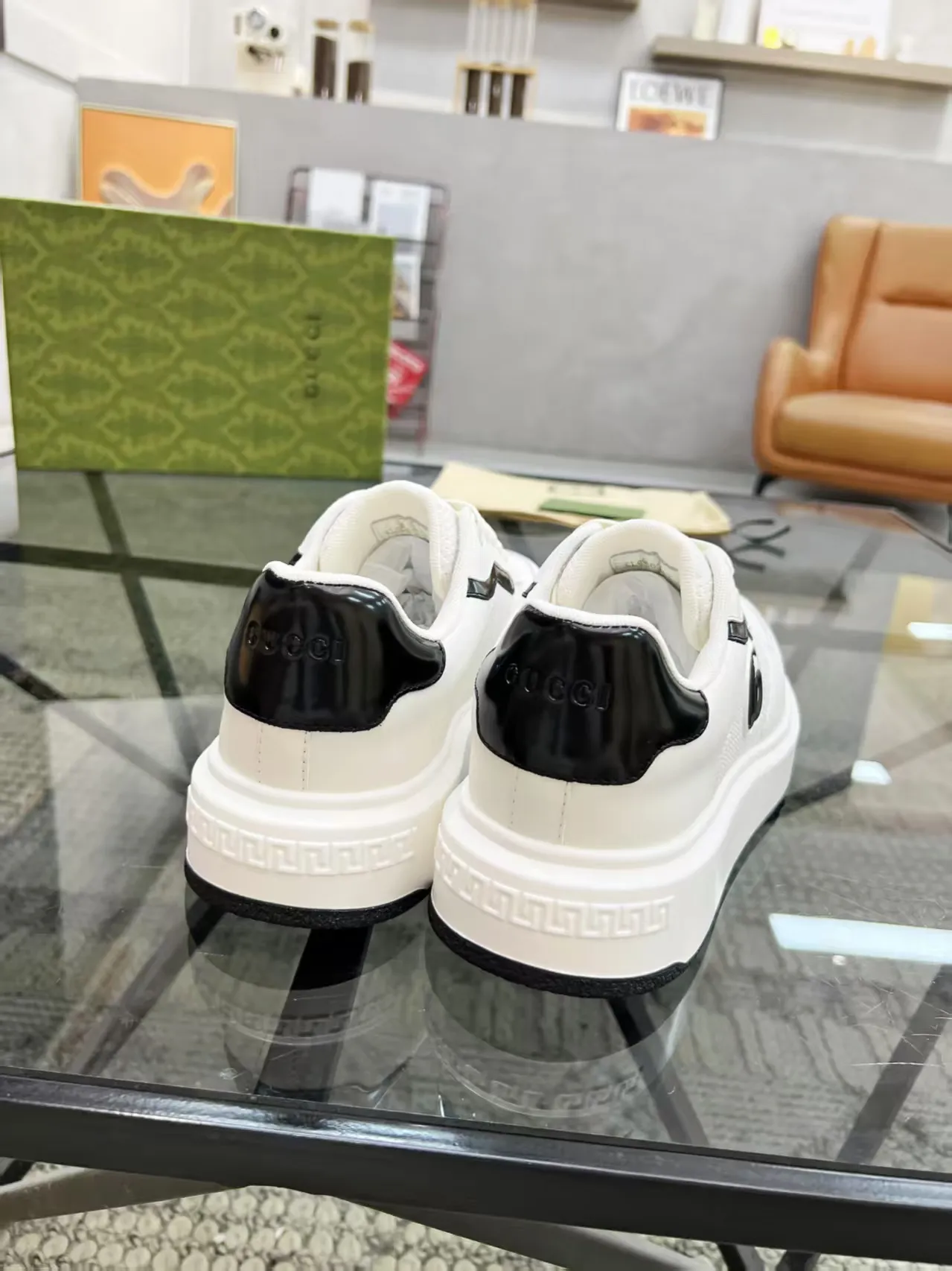 Factory price: 460💰Gucci new men's shoes GUCCI [Lightning] latest shoes are shipped. Original quality, fashionable, made of special materials, sheepskin lining, brand new packaging. The foot feels super comfortable and the workmanship is impeccable. Size: 38-45
